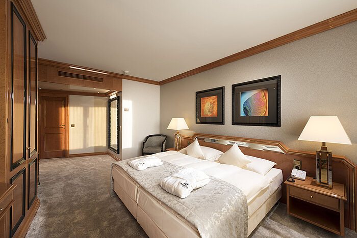 Camera confortevole al Maritim Hotel Ulm con letto doppio, legno e accappatoi
