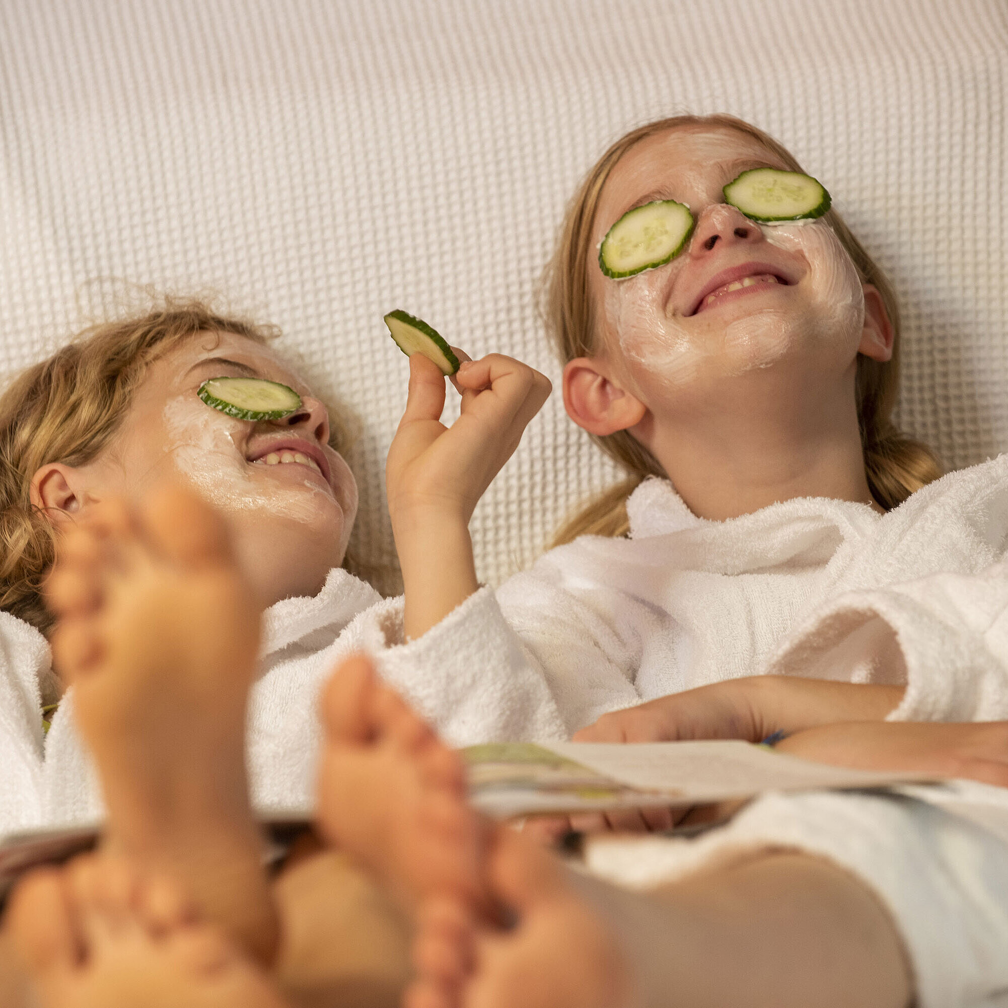 Deux filles avec masque facial et concombres se détendent au spa de l'hôtel Maritim, profitant de leur soin.