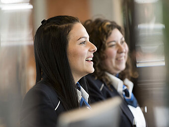 Personal sonriente en la recepción del Hotel Maritim Frankfurt dando la bienvenida a los huéspedes.