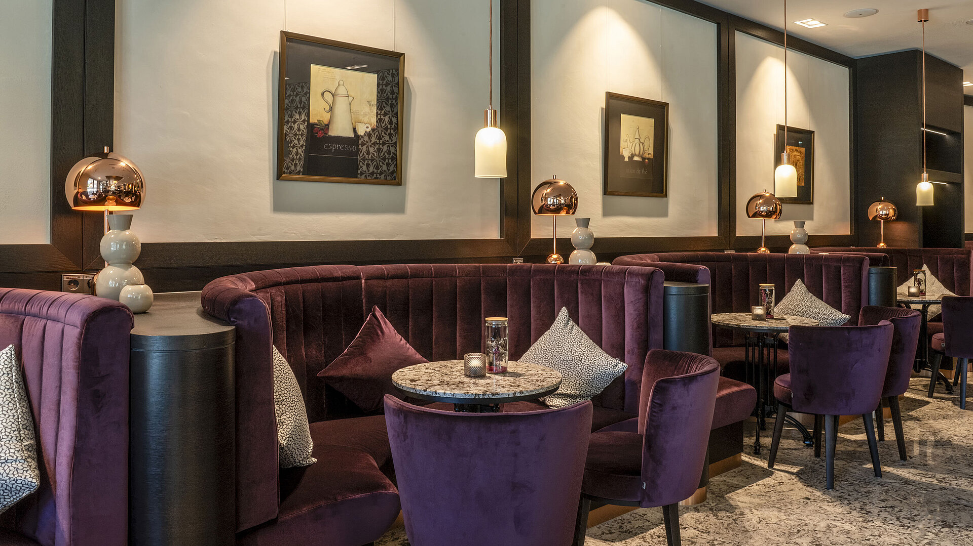 Café Barista Cozy lounge of the hotel bar at Maritim Hotel Ingolstadt with stylish lighting.