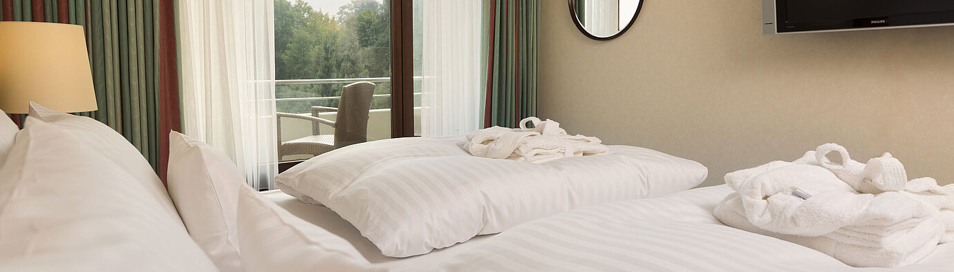 Suite Junior Letto matrimoniale con TV, accappatoio e vista balcone al Maritim Hotel Bad Salzuflen