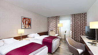 Habitación para alérgicos en el Maritim Hotel Bonn con dos camas individuales, escritorio, TV y suelo antialérgico.