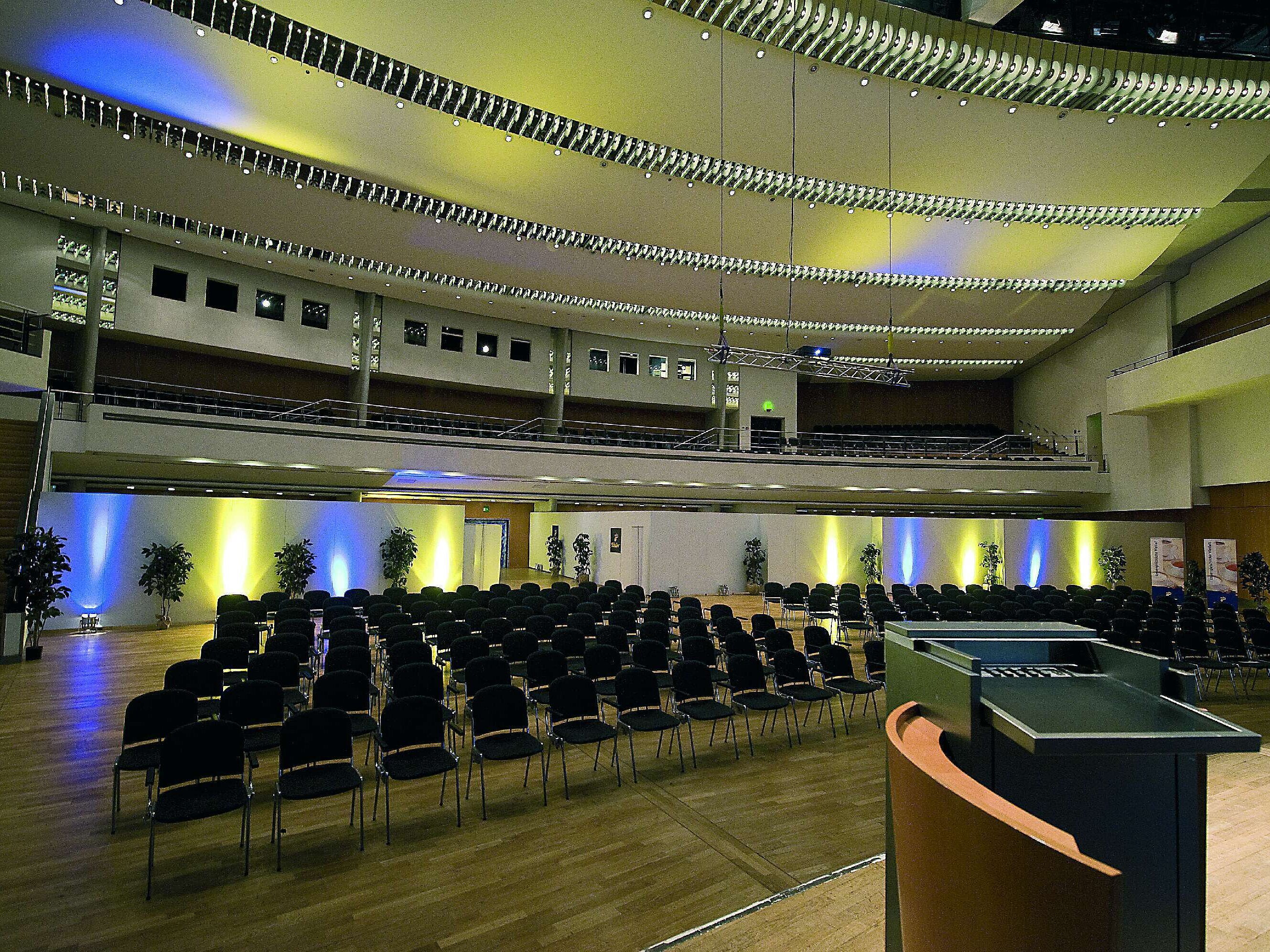 Einstein Saal du Maritim Hotel Ulm, vaste disposition de sièges pour événements.