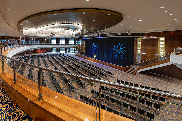 Grande salle avec scène et sièges, vue depuis la galerie au Maritim Hotel Düsseldor
