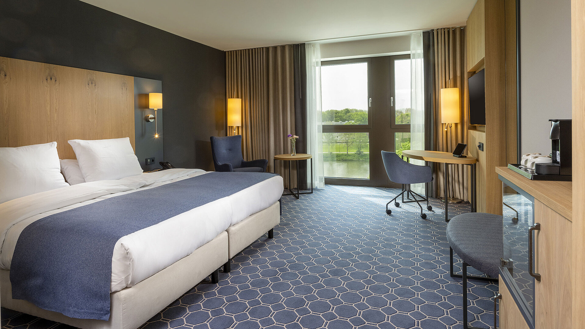 Superior room Spacious double room at Maritim Hotel Ingolstadt with bed, desk, and a view of the river.