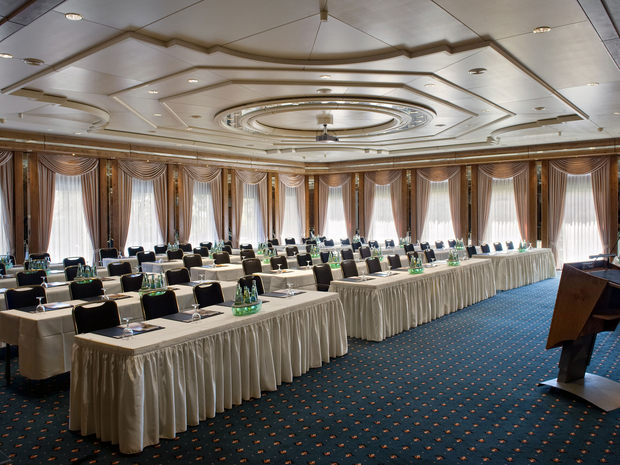 Sala con escenario y luz natural en el Maritim Hotel Bad Salzuflen