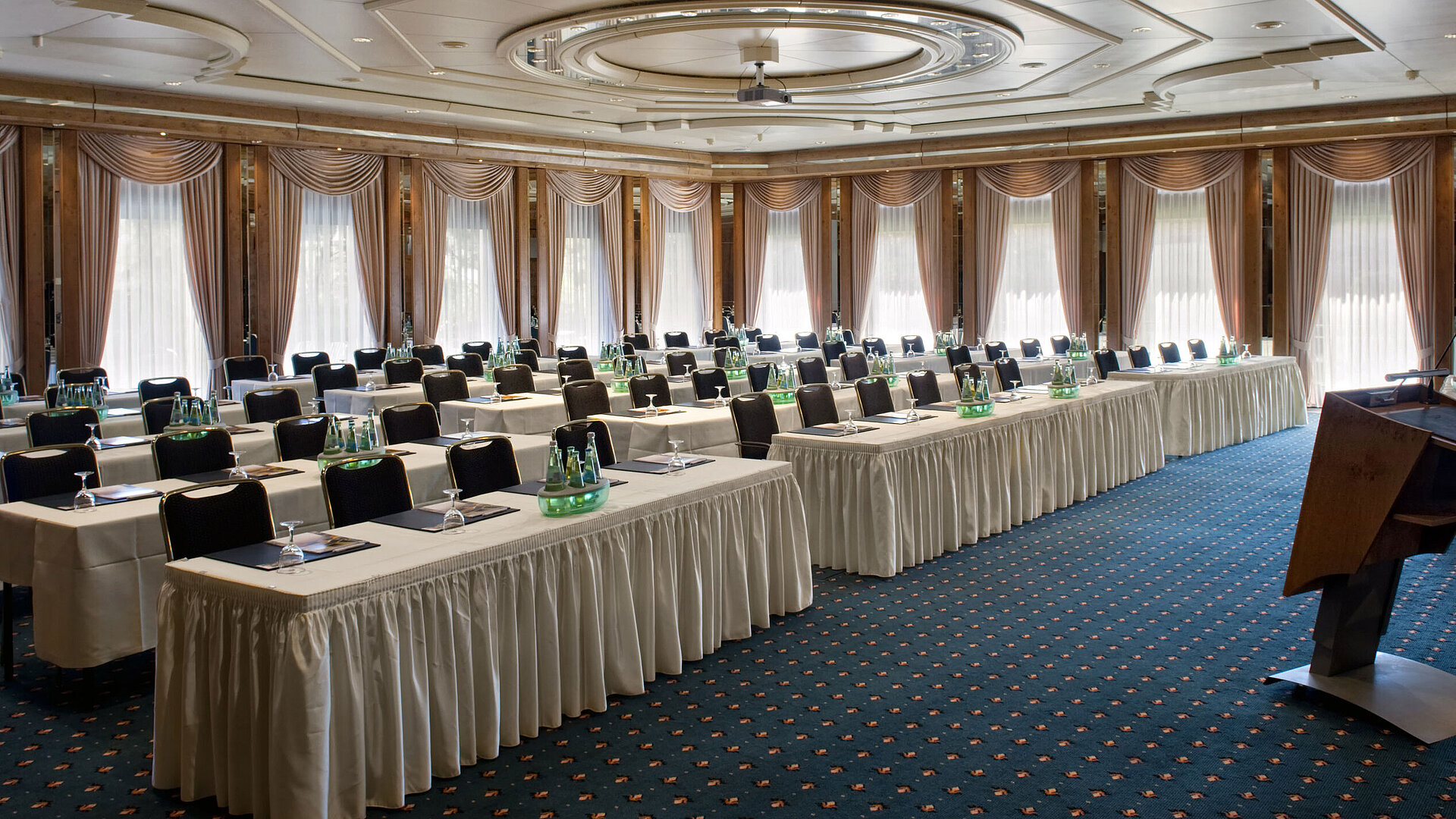 Sala con escenario y luz natural en el Maritim Hotel Bad Salzuflen