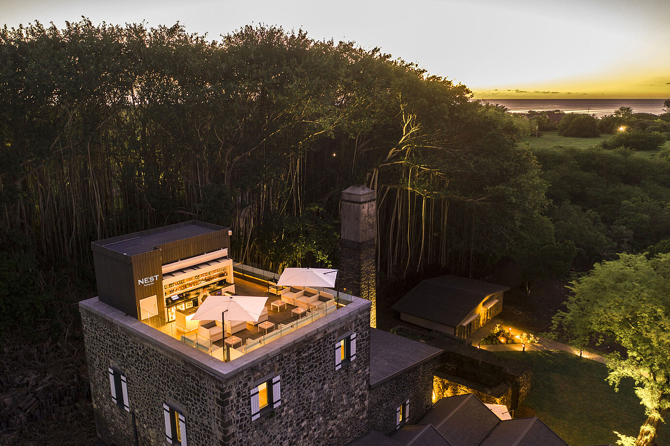 Une terrasse stylée sur le toit de l'hôtel avec des sièges confortables et une vue imprenable sur le coucher du soleil