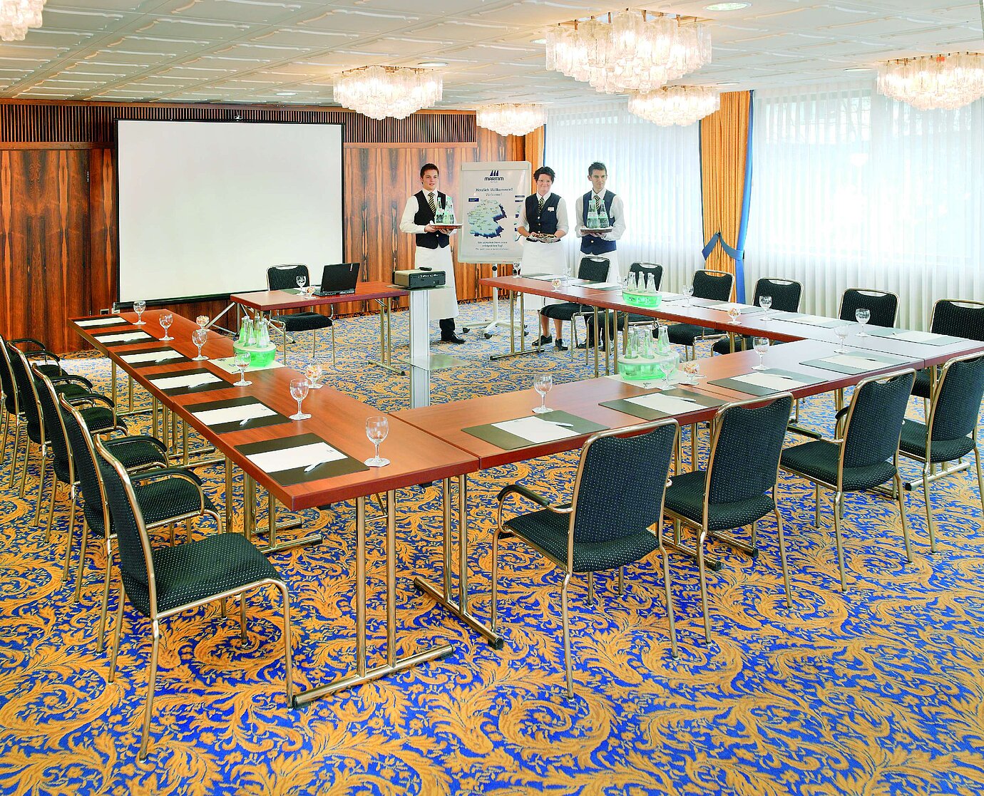 Sala en forma de U y servicio amable en el Maritim Hotel Bad Salzuflen
