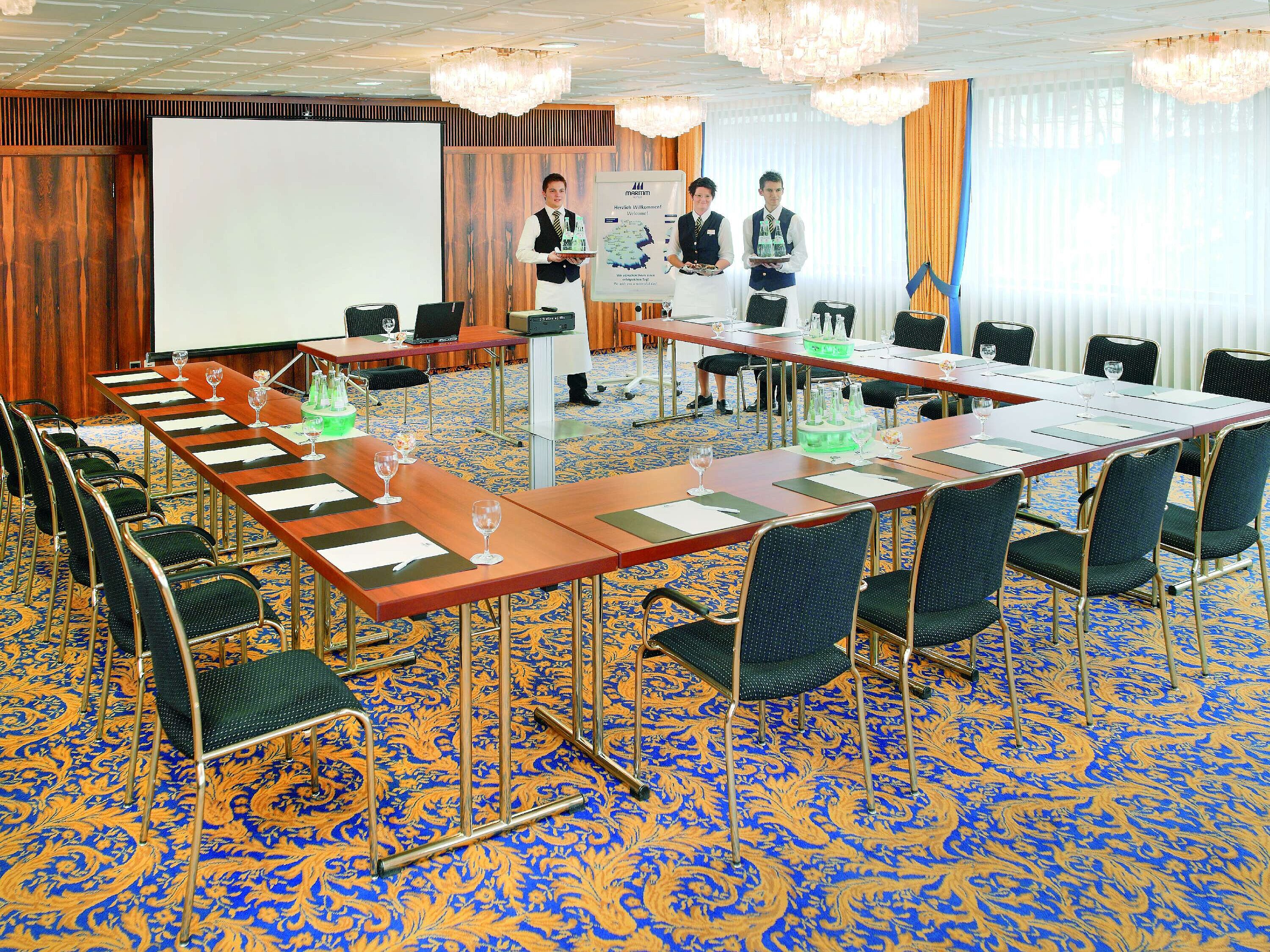 Sala en forma de U y servicio amable en el Maritim Hotel Bad Salzuflen