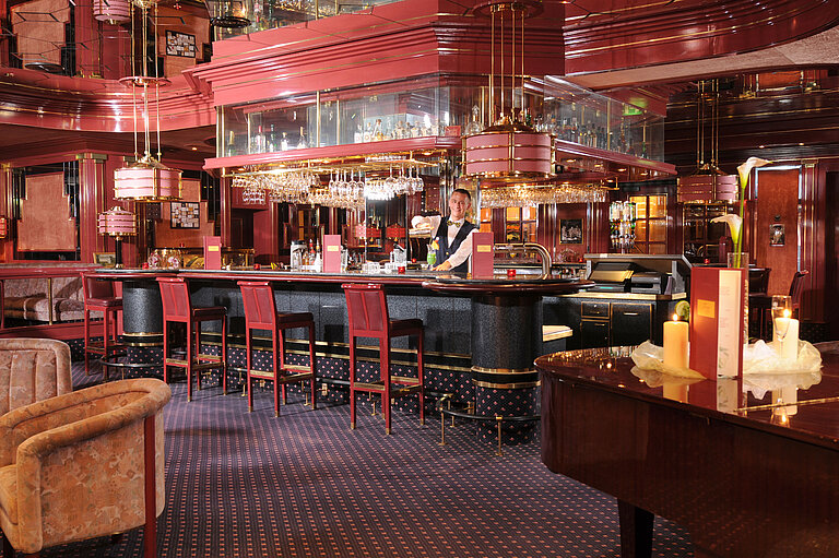 Bar élégante au Maritim Hotel Bad Wildungen avec barman et ambiance chaleureuse