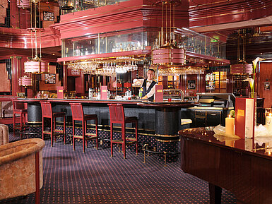Bar élégante au Maritim Hotel Bad Wildungen avec barman et ambiance chaleureuse