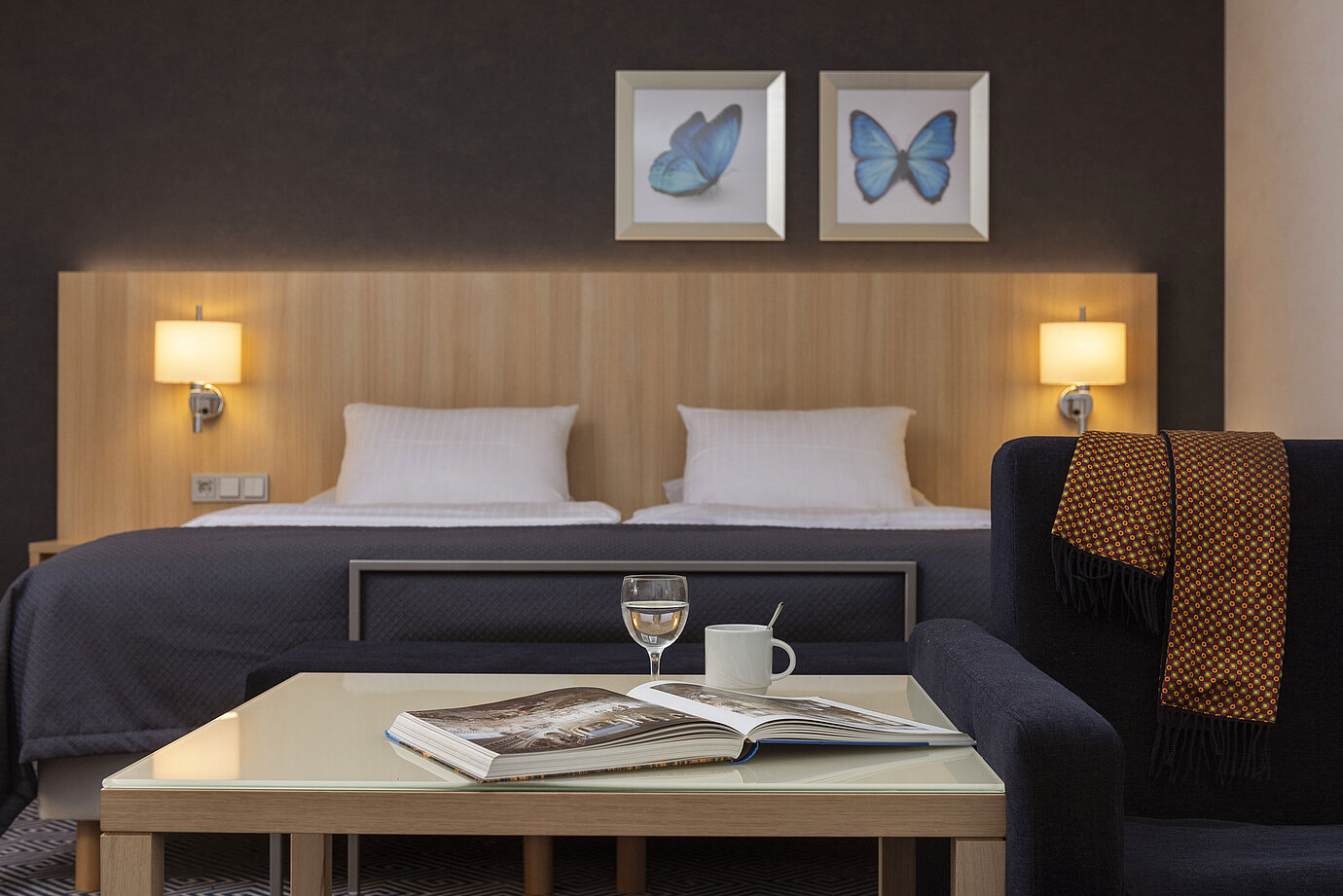 Luminosa Camera Familiare Superior al Maritim Hotel Würzburg con divano, letto matrimoniale e vista sulla città