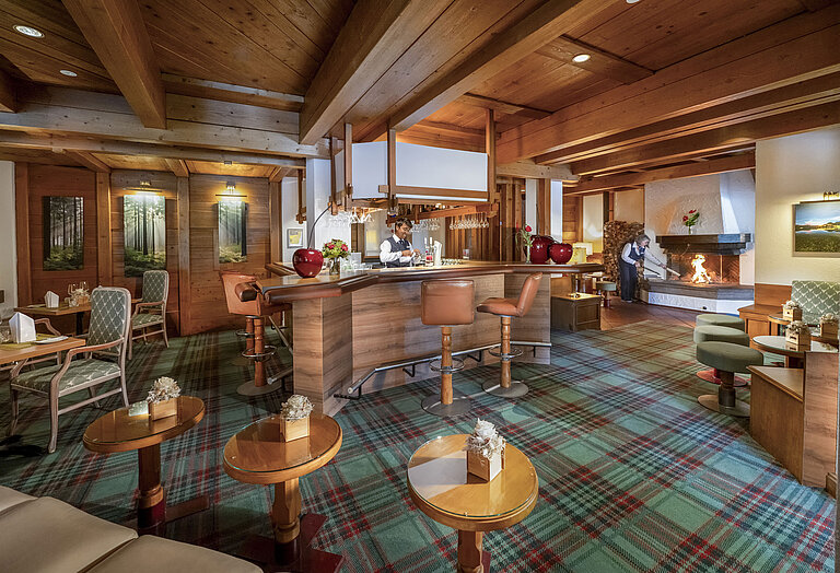 Bar at the Maritim Hotel Titisee with counter, wooden ceiling and fireplace for relaxed evenings