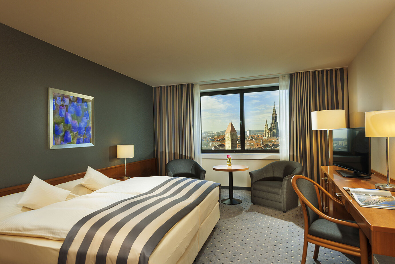 Camera al Maritim Hotel Ulm con letto matrimoniale e vista panoramica sul Duomo di Ulm
