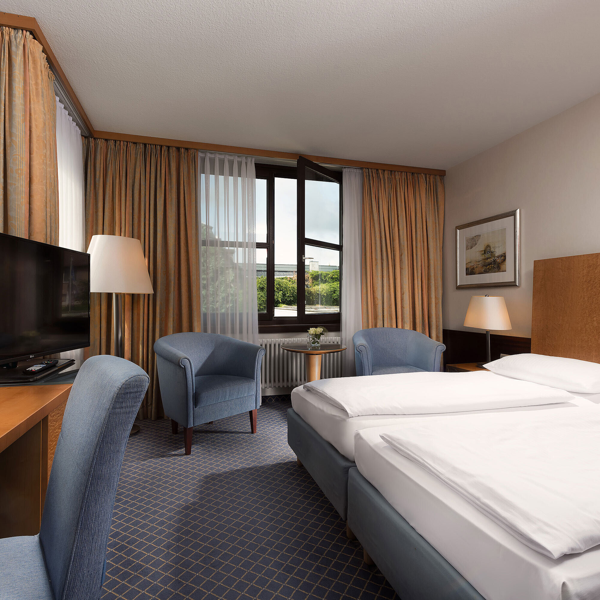 Classic room Classic room at Maritim Hotel Fulda with a cozy double bed, desk, seating area, and large window.