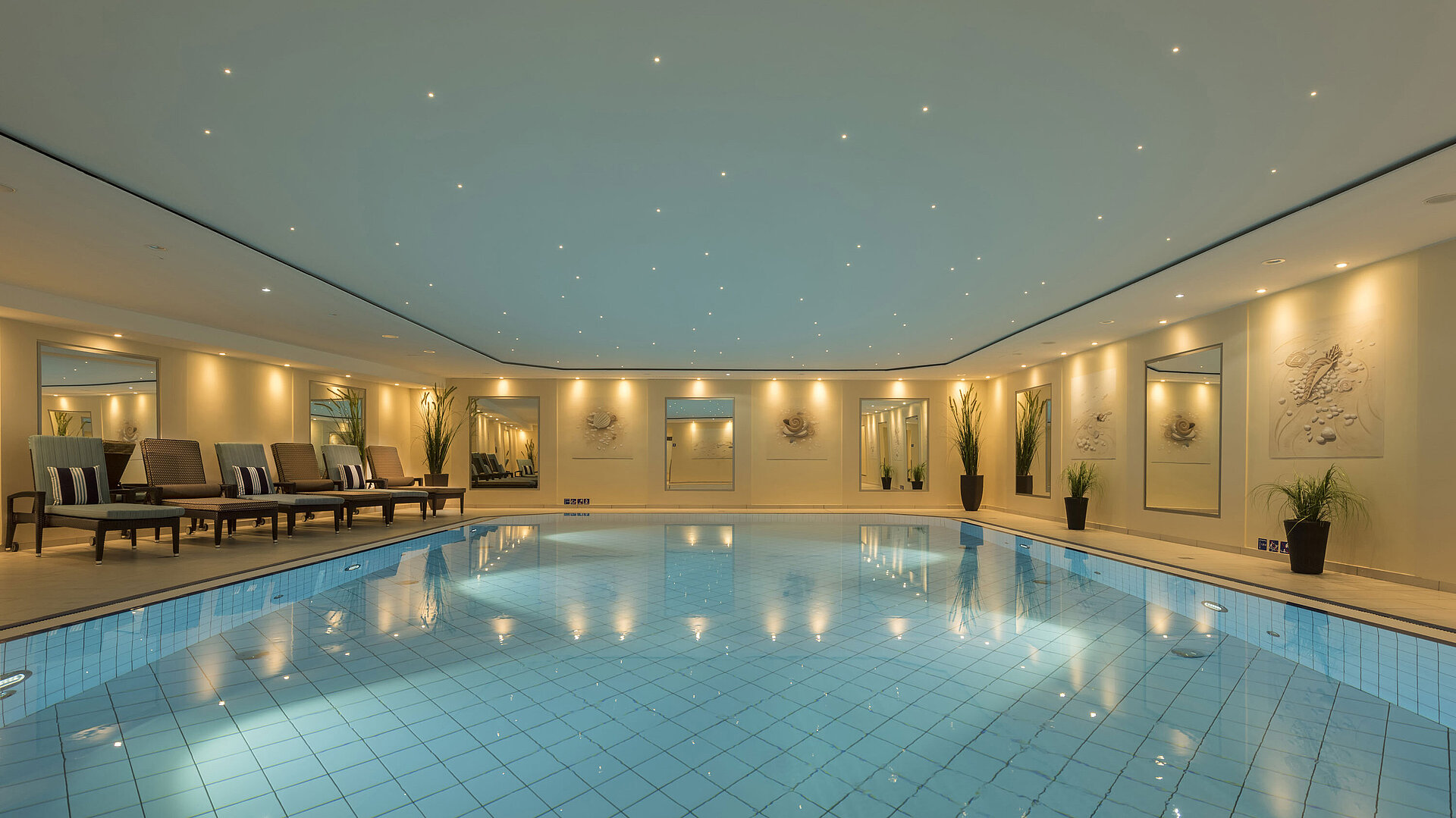 Elegante piscina coperta del Maritim Hotel Königswinter con atmosfera rilassante.