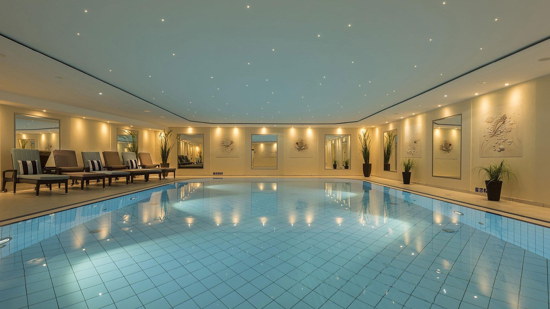 Pool Elegant indoor pool at the wellness area of Maritim Hotel Königswinter with a relaxing atmosphere.