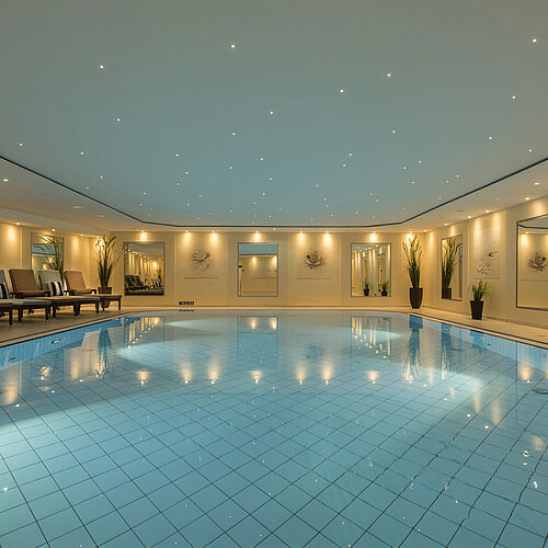 Elegante piscina coperta del Maritim Hotel Königswinter con atmosfera rilassante.