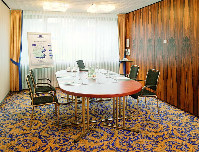 Sala luminosa con mesa de conferencias en el Maritim Hotel Bad Salzuflen