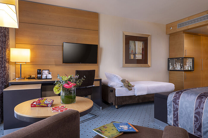 Chambre familiale supérieure au Maritim Hotel Düsseldorf avec lit supplémentaire, bureau et ambiance chaleureuse.