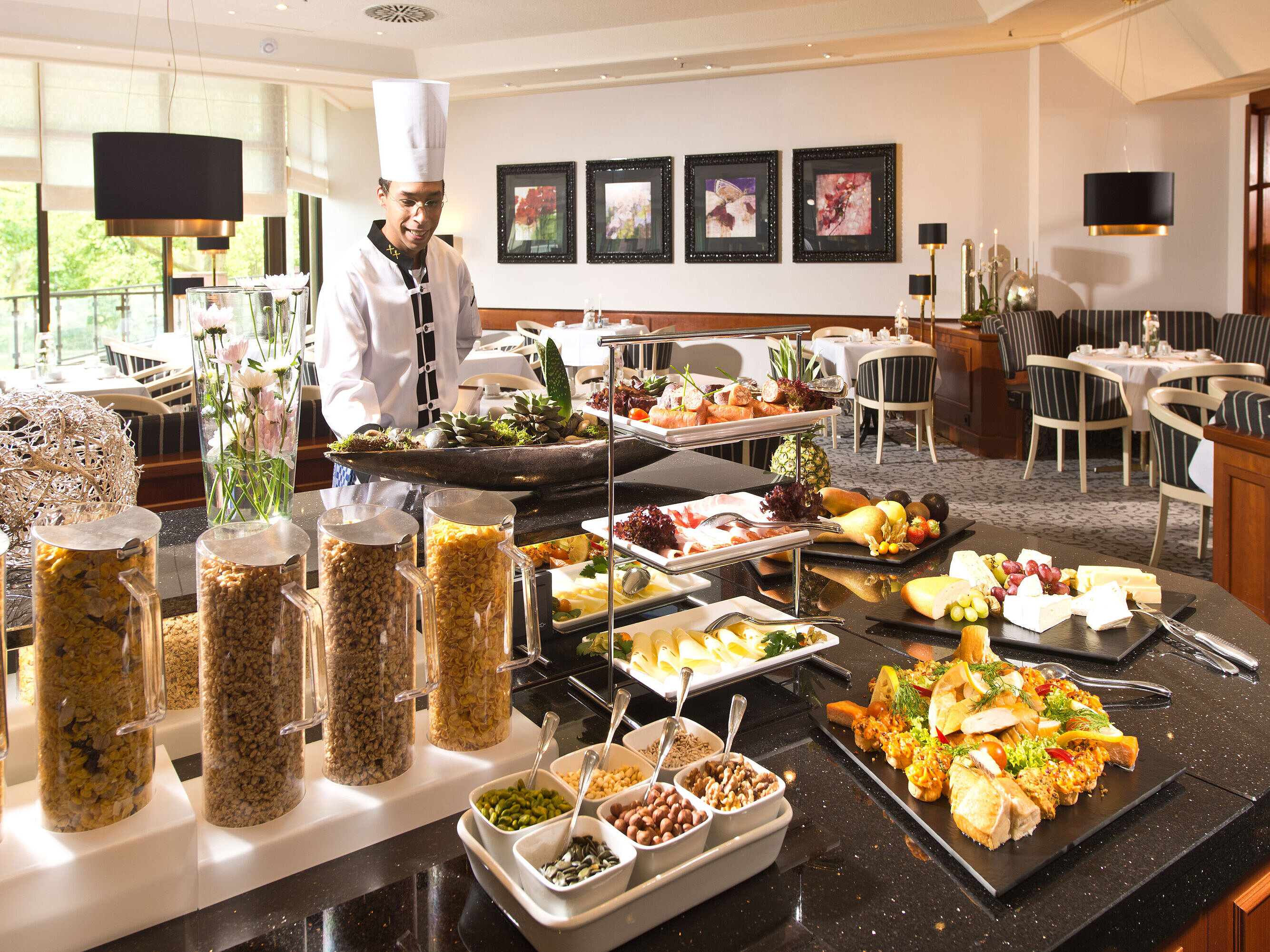 Buffet petit-déjeuner à l'hôtel Maritim Bad Homburg avec des plats frais, des céréales et un chef sympathique