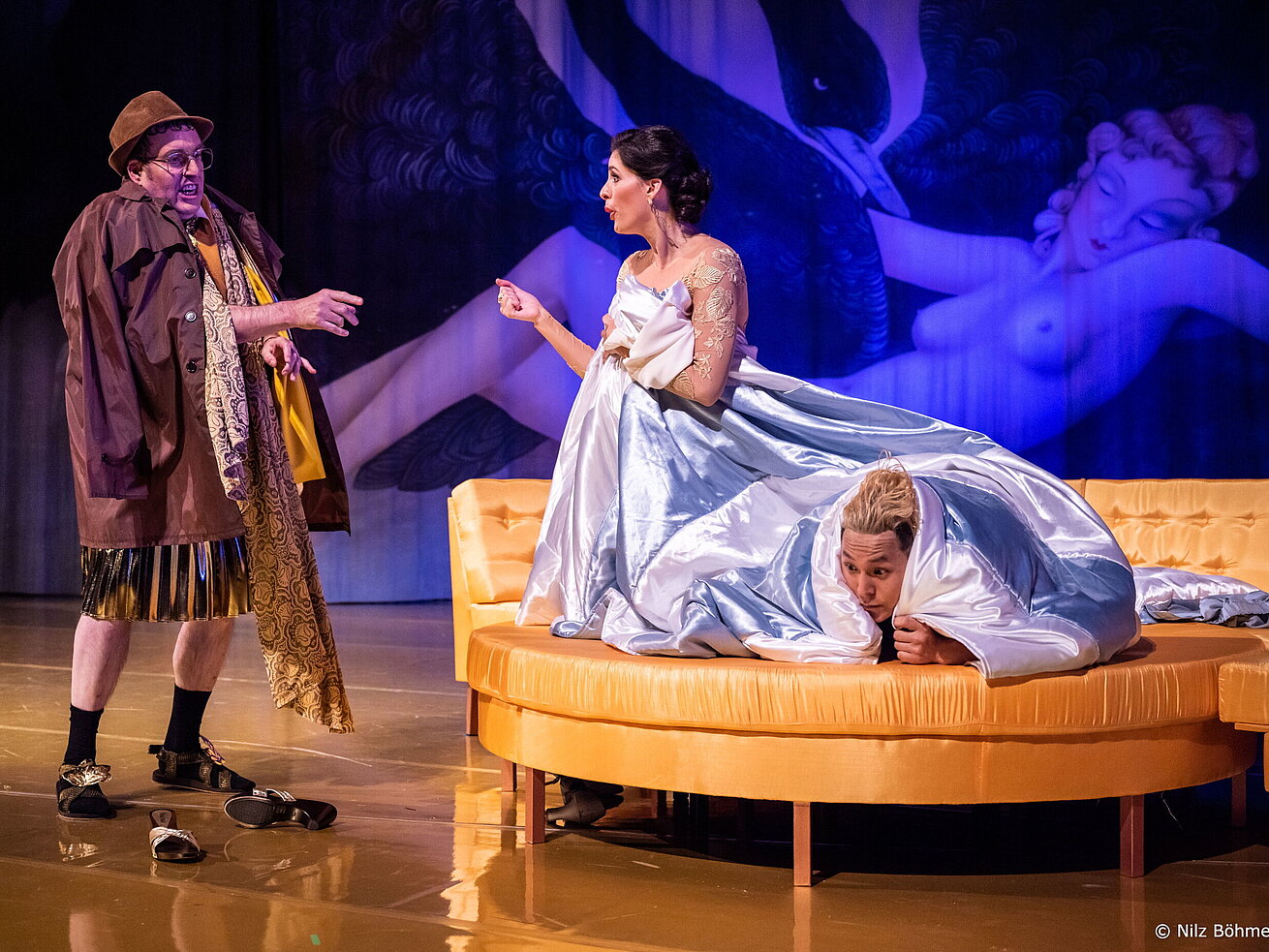 Scena d’opera con artisti in costumi storici su un palcoscenico teatrale