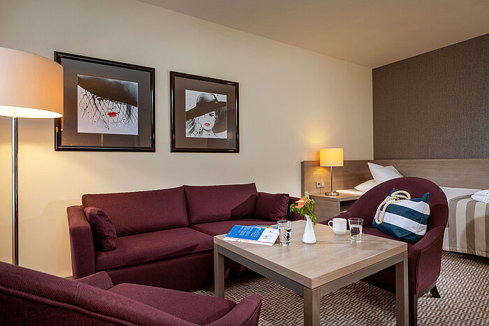 Habitación familiar Classic Acogedora zona de estar en la Habitación Familiar Classic del Maritim Hotel Königswinter con sofá y sillones.