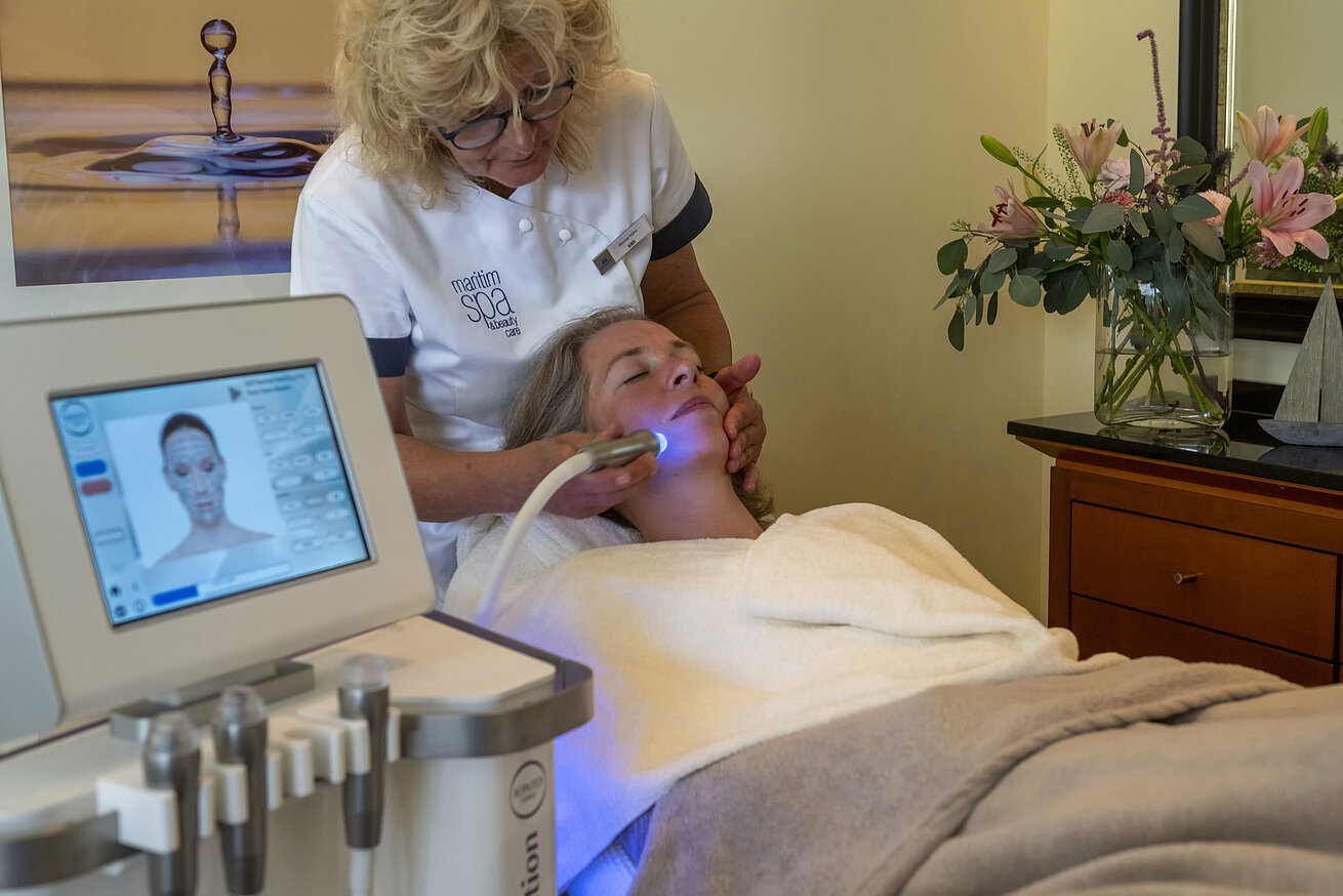 Soin du visage au spa du Maritim Seehotel Timmendorfer Strand pour détente et soins de la peau avec technologie moderne.