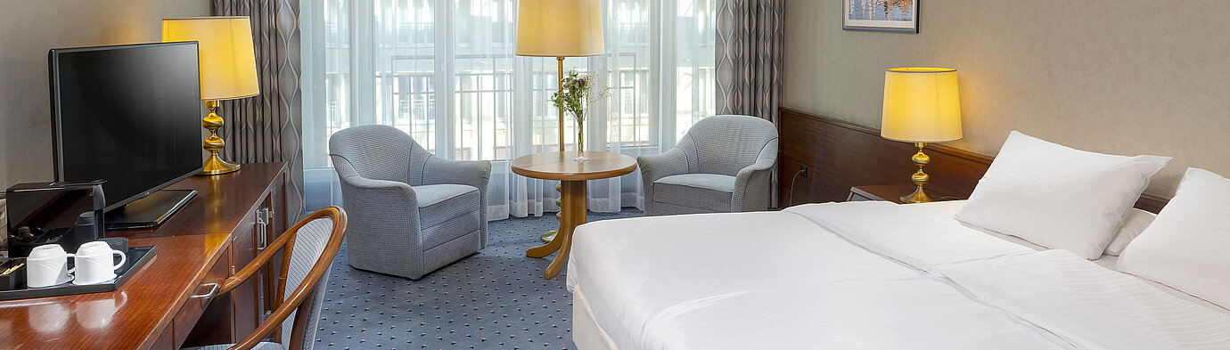 Chambre Classic Chambre Classic à l'Hôtel Maritim Cologne avec lit double, coin salon confortable, bureau et télévision.