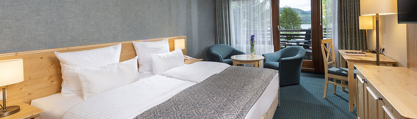 Studio Modern hotel room at Maritim Hotel Titisee with balcony and lake view