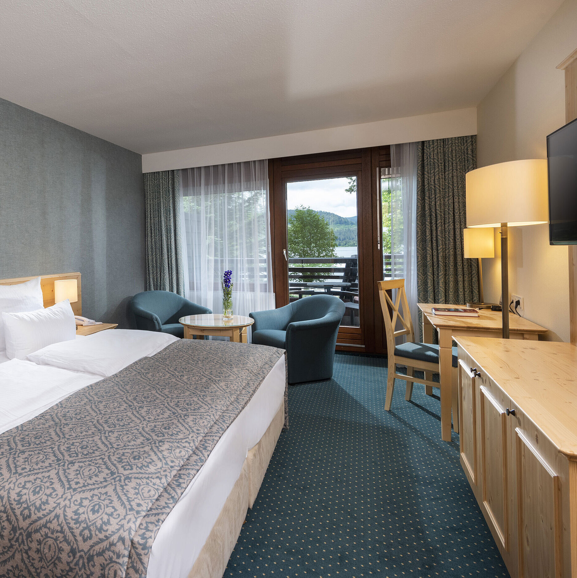 Studio Modern hotel room at Maritim Hotel Titisee with balcony and lake view