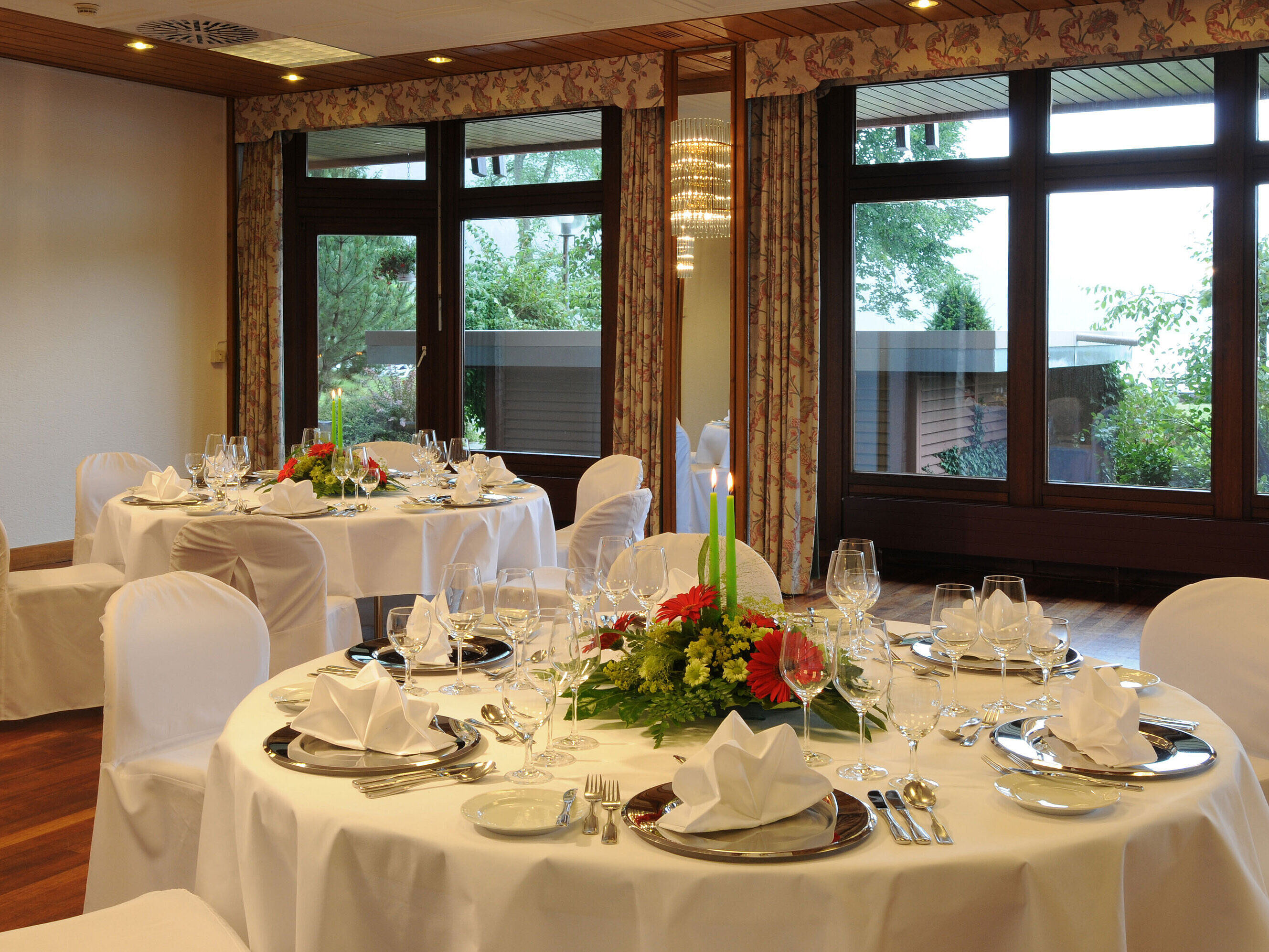 Gros plan sur une table joliment dressée avec décoration florale à l’hôtel Maritim Titisee