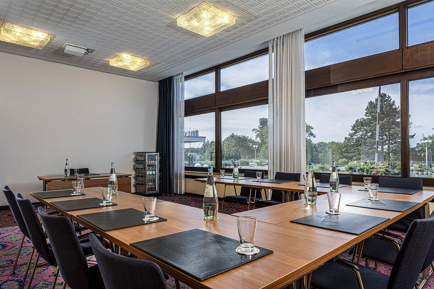 Sala con ventanas grandes, luz natural y disposición en U en el Maritim Hotel Travemünde