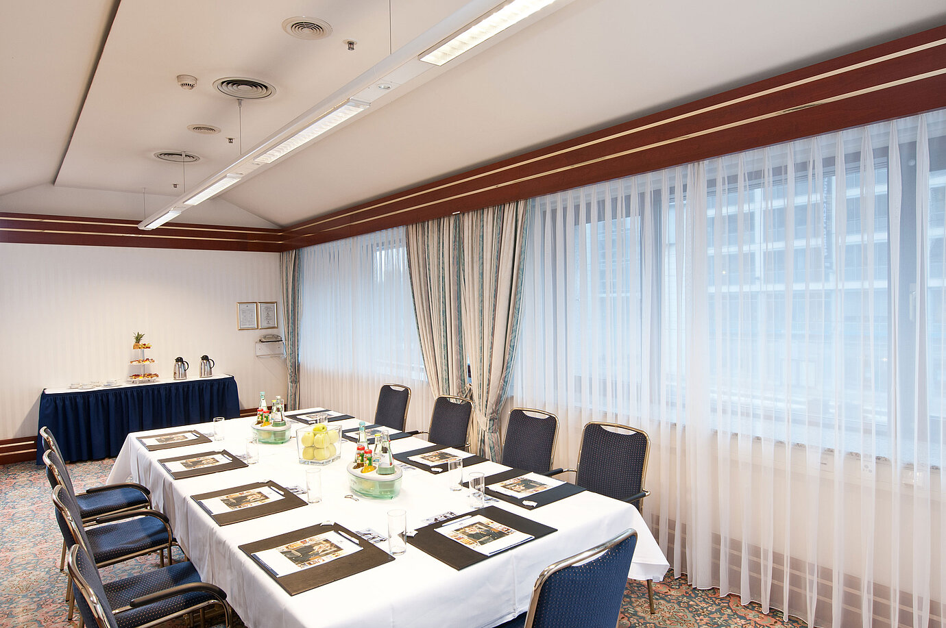 Sala de reuniones elegante con luz natural y pausa para café en el Maritim Hotel Magdeburg.