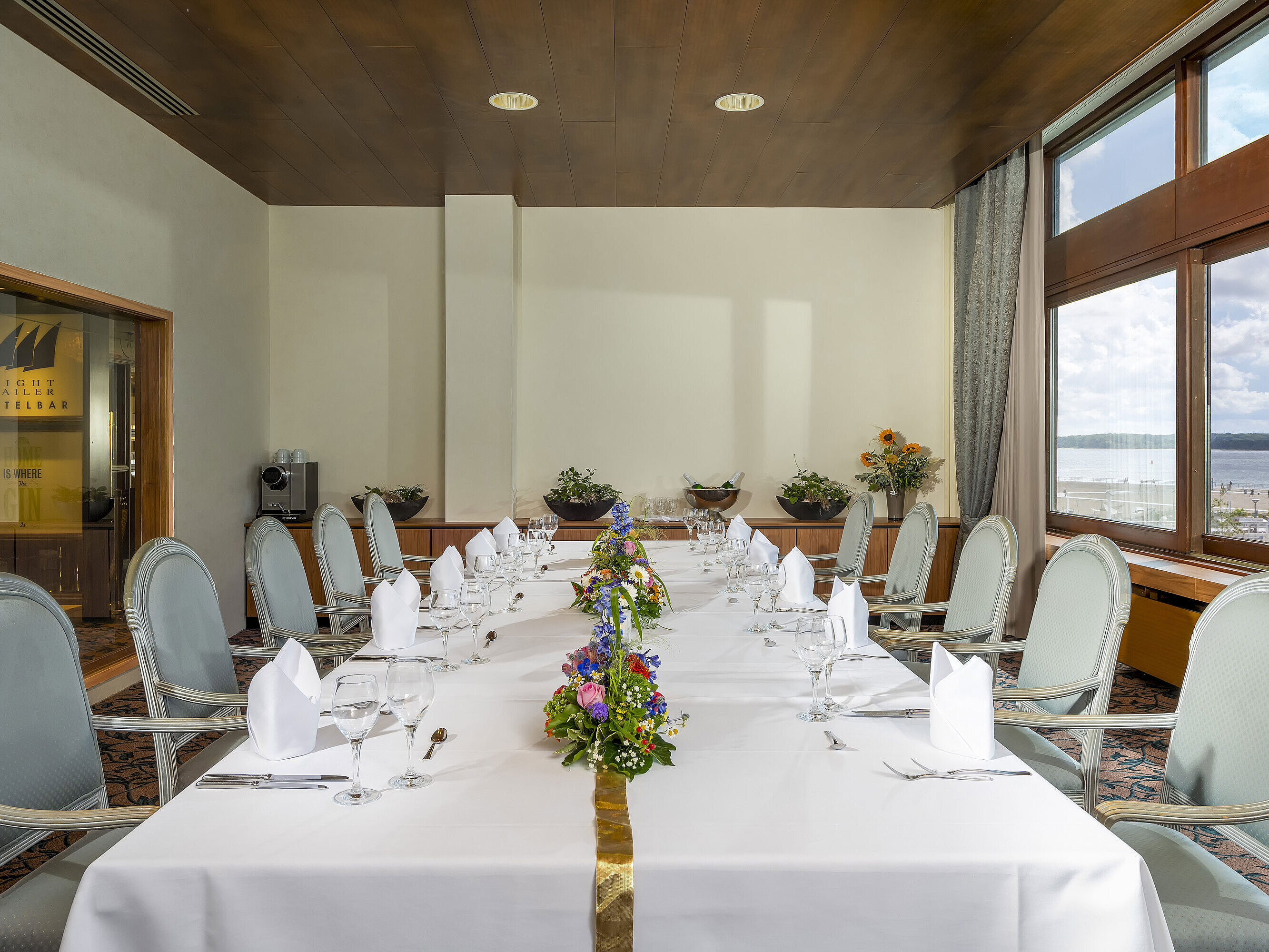 Salle décorée à l’hôtel Maritim Travemünde avec vue sur la mer Baltique