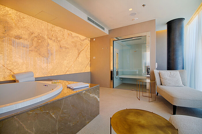Suite spa élégante avec jacuzzi et chaises longues au Maritim Hotel Plaza Tirana