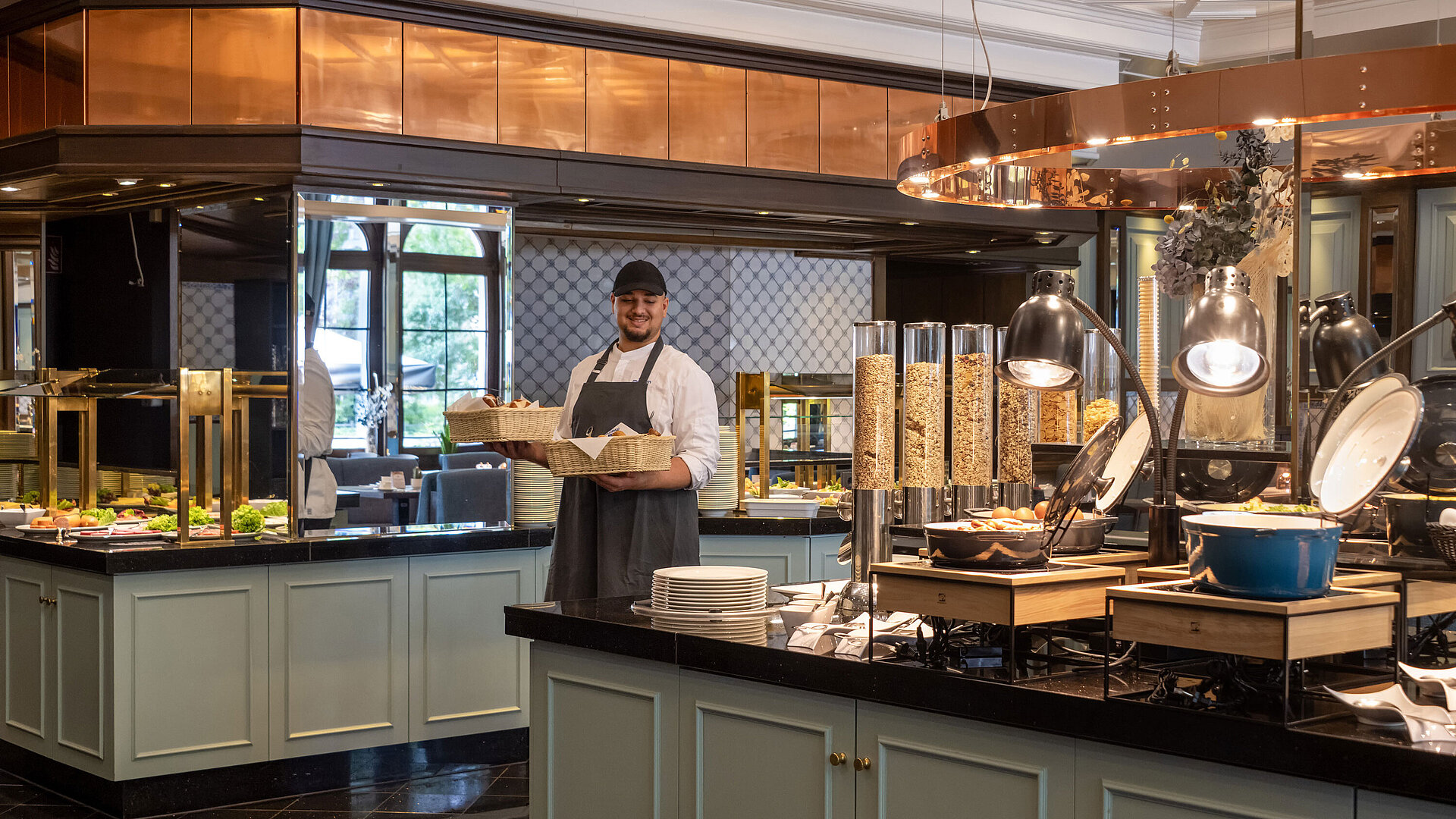 Employé au buffet du petit-déjeuner du Restaurant Landgraf, Maritim Hotel Darmstadt, avec des viennoiseries