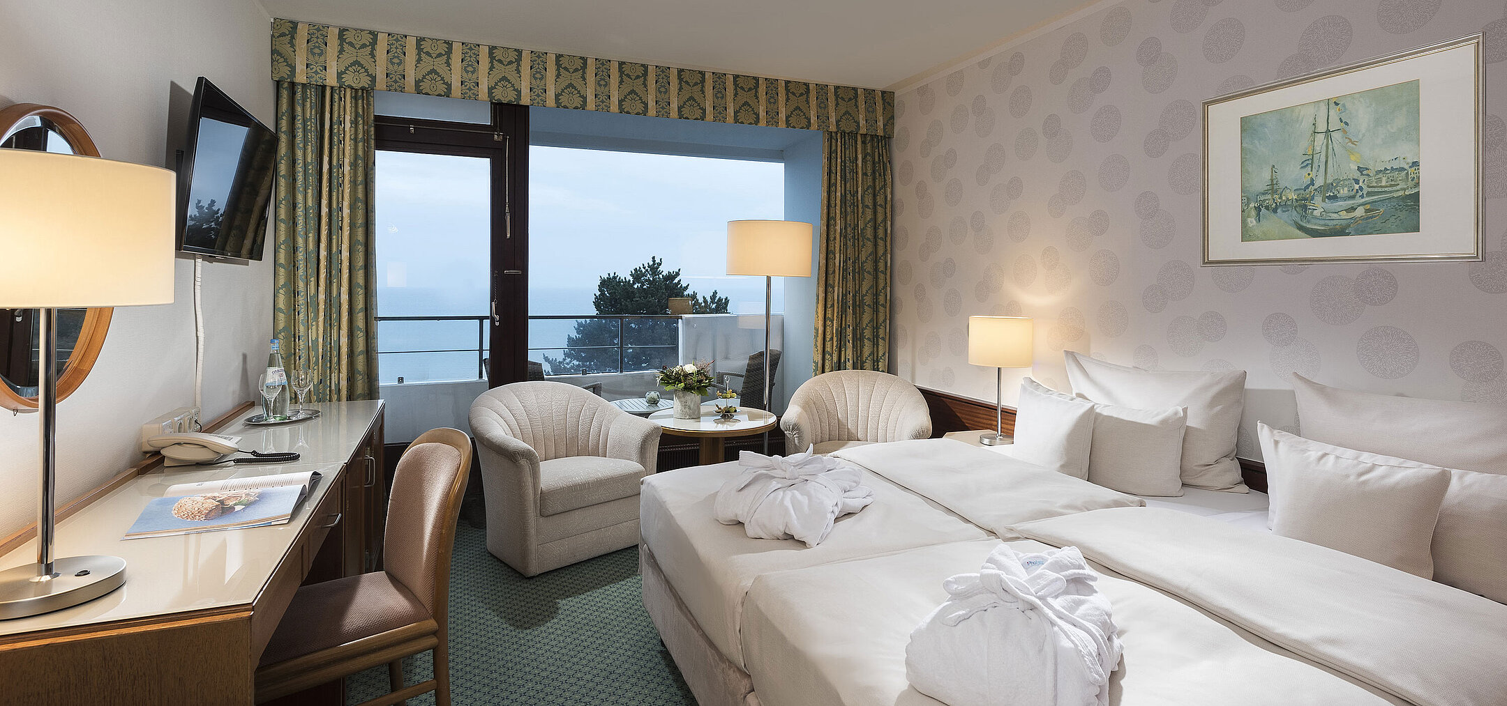 Camera superior con vista mare, letto matrimoniale e balcone al Maritim Seehotel Timmendorfer Strand.