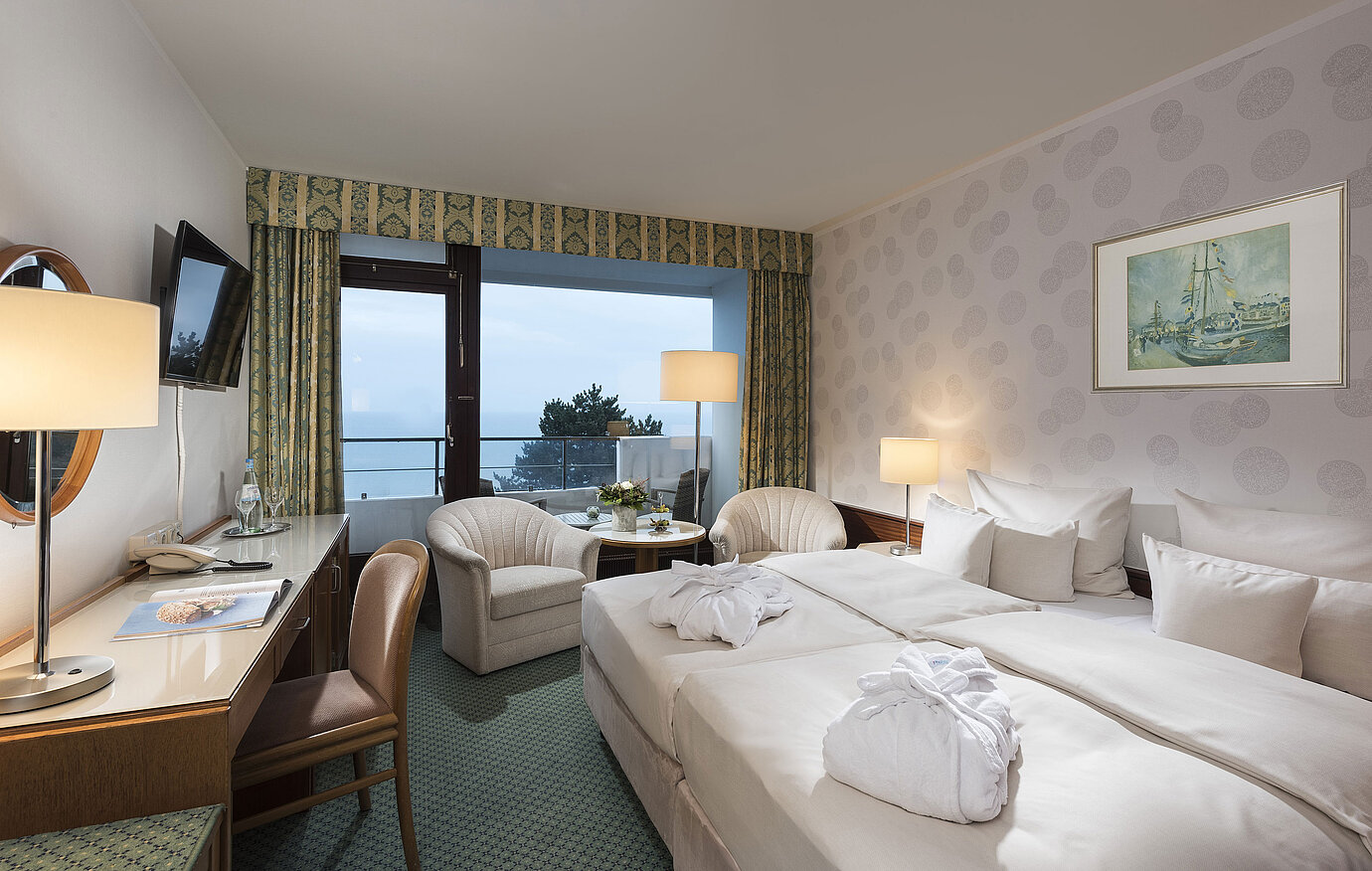 Chambre supérieure avec vue sur la mer, lit double et balcon au Maritim Seehotel Timmendorfer Strand.