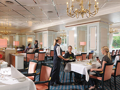 Ristorante al Maritim Hotel Bad Wildungen con servizio al tavolo e atmosfera elegante
