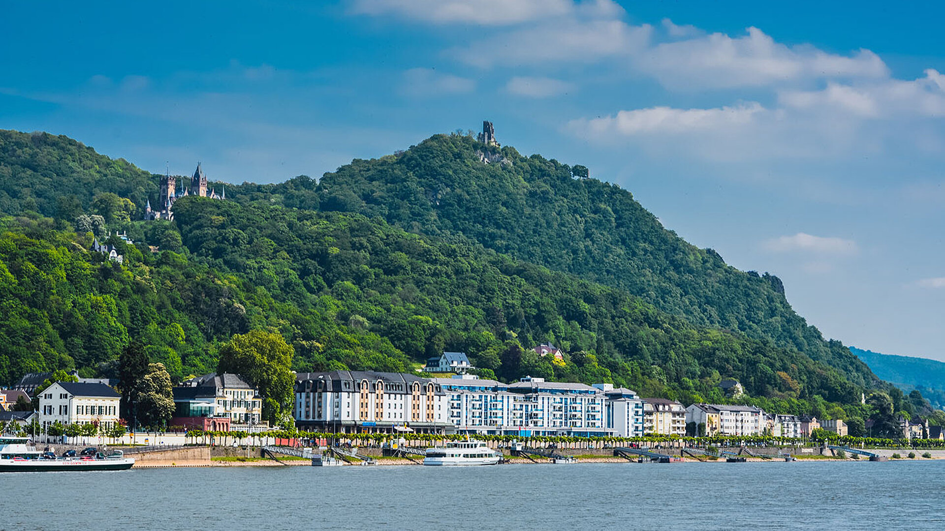 © dihetbo - AdobeStock.com View of Koenigswinter on the Rhine with the Drachenfels in the Siebengebirge