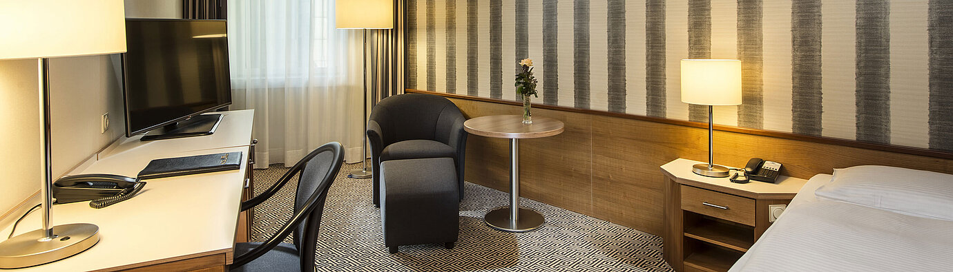 Chambre Classic Comfort  Bureau avec TV et coin salon confortable à l’hôtel Maritim Stuttgart