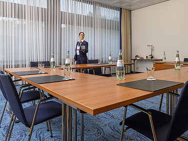 Salle en U avec collaboratrice Maritim souriante à l’hôtel Maritim Travemünde