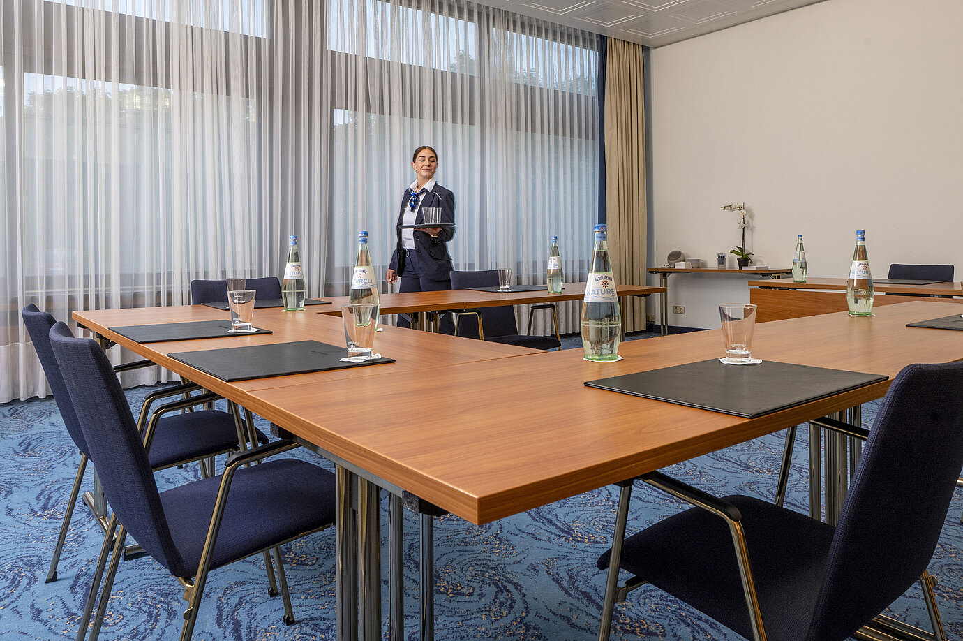Sala en forma de U con empleada simpática en el Maritim Hotel Travemünde
