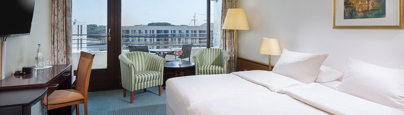 Classic room Double room at Maritim Hotel Travemünde with seating area and city view