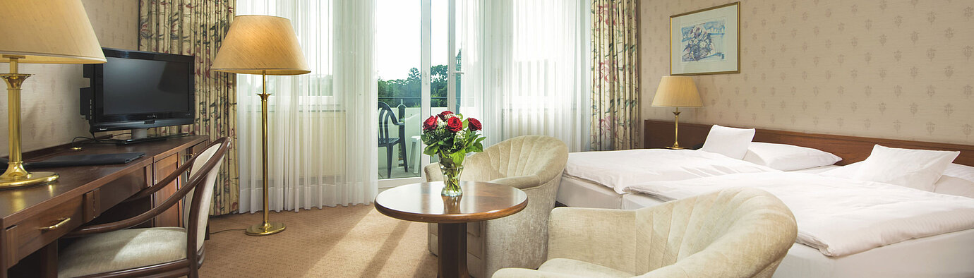 Chambre double lumineuse avec accès terrasse et coin salon au Maritim Hotel Bad Wildungen