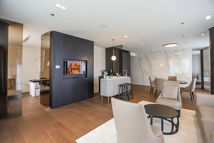 Suite spacieuse avec coin salon, kitchenette et TV, Maritim Hotel Plaza Tirana