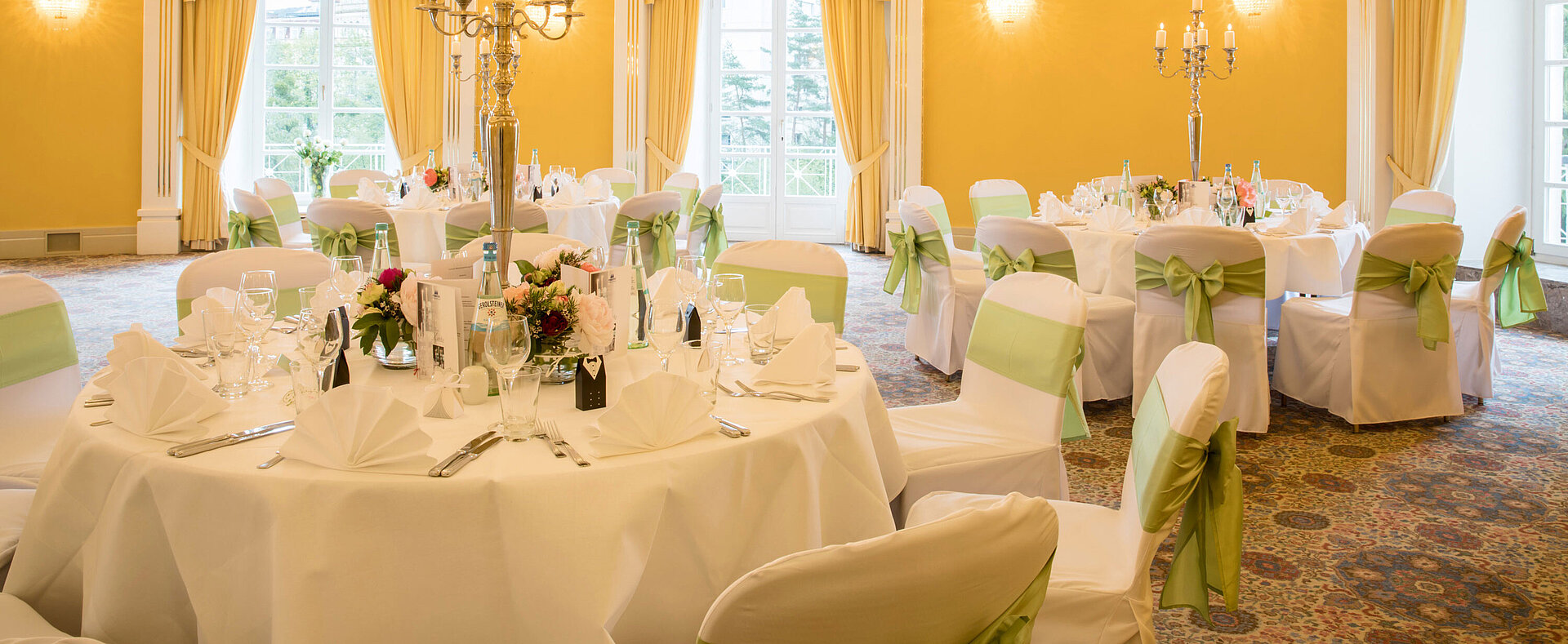 Fürst-Karl-Kuppelsaal Salón con fundas blancas y lazos verdes para bodas en el Maritim Hotel Bad Wildungen