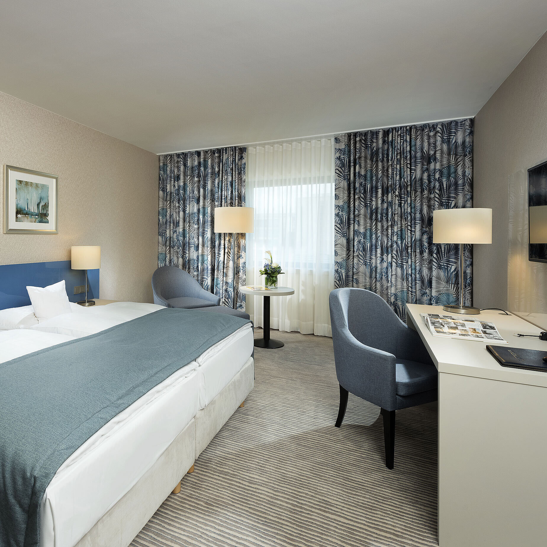 Camera Superior Camera Superior al Maritim Hotel Bonn con design elegante, letti comodi, scrivania moderna e area salotto confortevole.